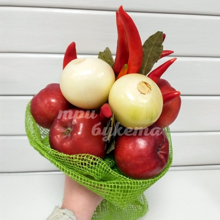 Букет с яблоками, луком и перцем