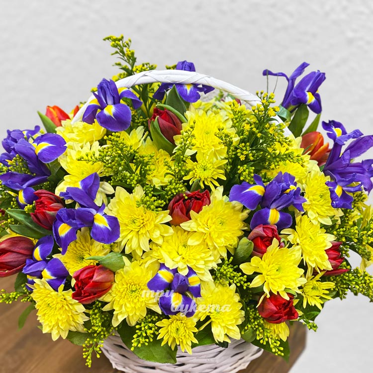 Корзина ирисов и хризантем (крупный план)