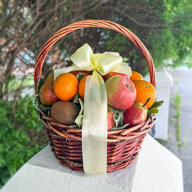 Корзина с мандаринами, яблоками и киви