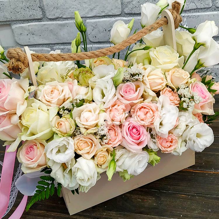 Розы и эустомы в ящичке (крупный план)