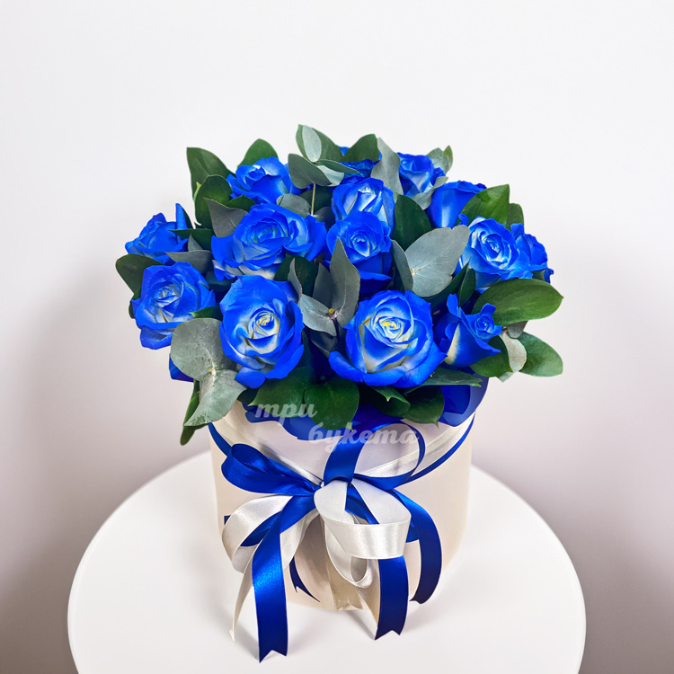 Синие розы в коробке