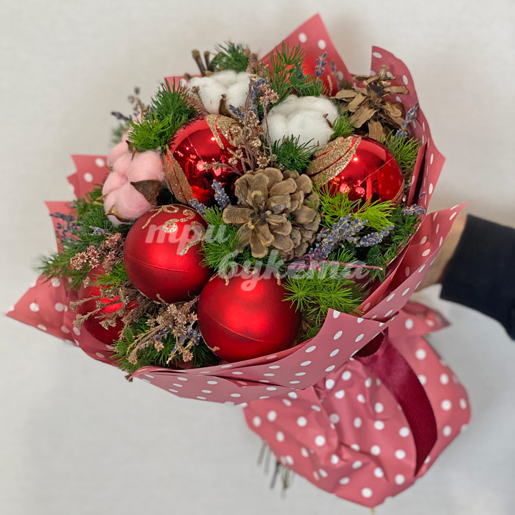 Букет новогодний из шишек и хлопка (вид сбоку)