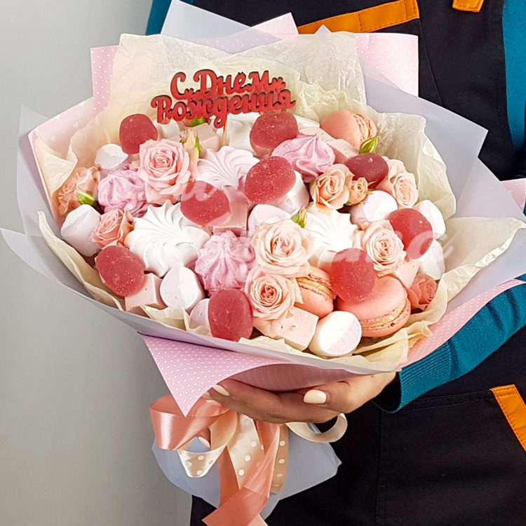 Букет из зефира и макарун (в руках)