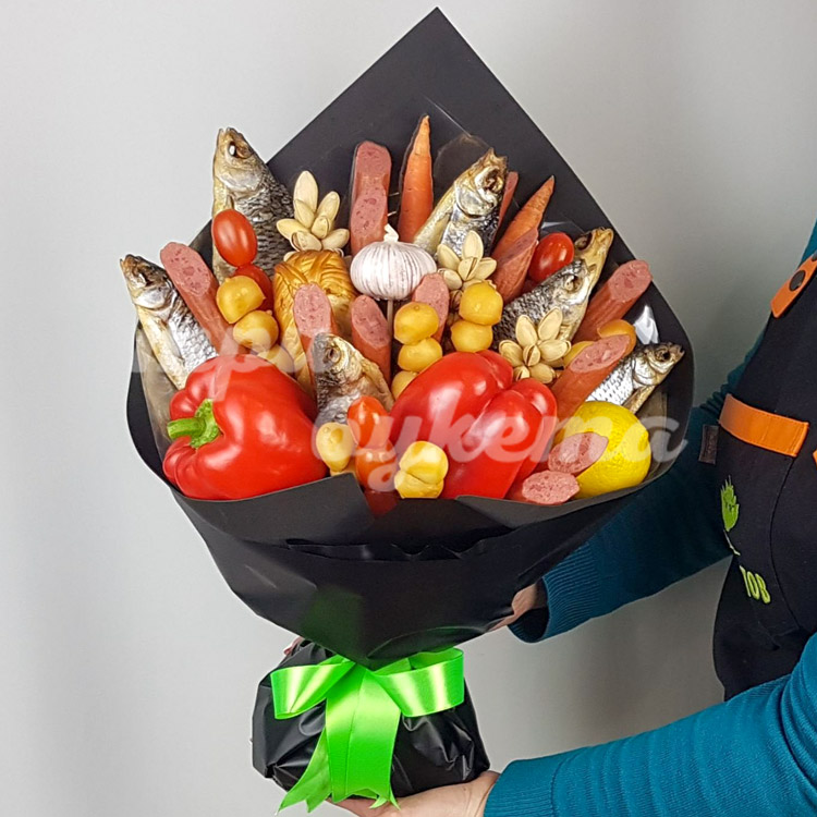 Букет из вяленой рыбы и колбасы (в руках - 2)