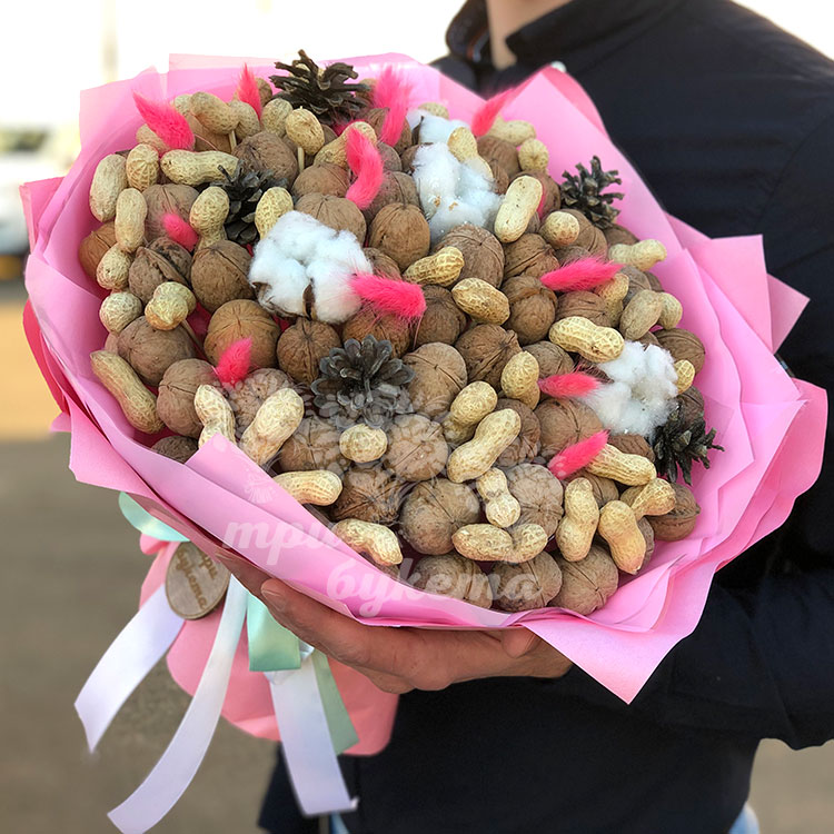 Букет из орехов и хлопка (в руках вид сверху)