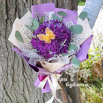 Букет из гортензий и эвкалипта