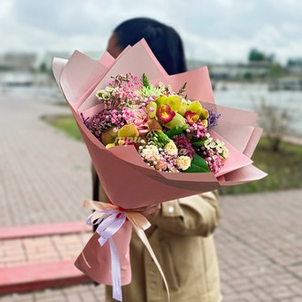 Букет из кустовых роз и диантуса