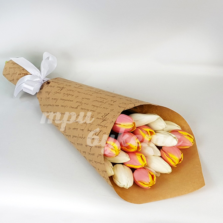 Букет из 17 светлых тюльпанов (на столе)