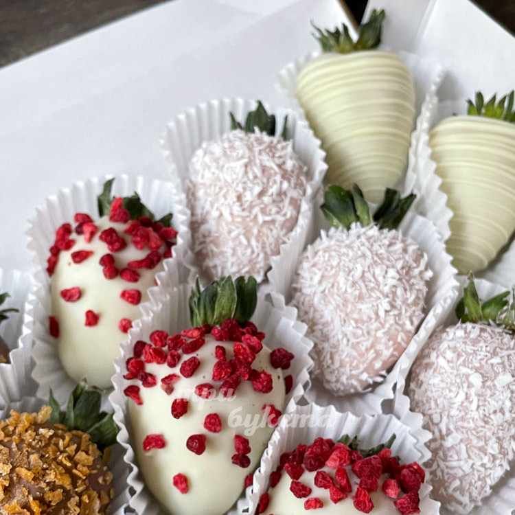 Набор из 12 клубник в шоколаде (крупный план)