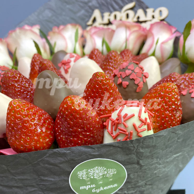 Букет из клубники и роз «Люблю» (крупный план)