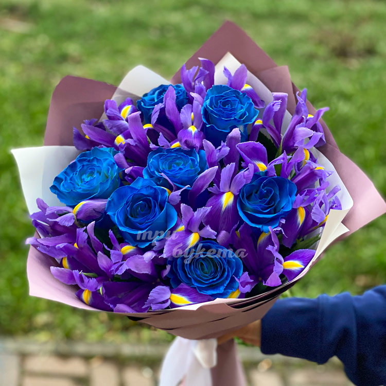 Букет из синих роз и ирисов (на фоне травы)