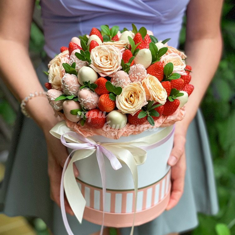 Кремовые розы с клубникой в коробке