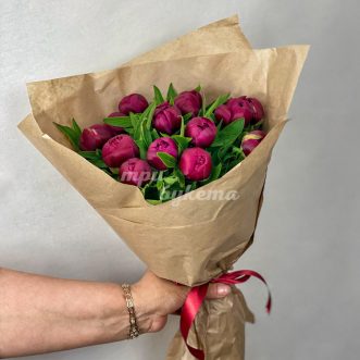 Букет из 15 пионов Ред Шарм