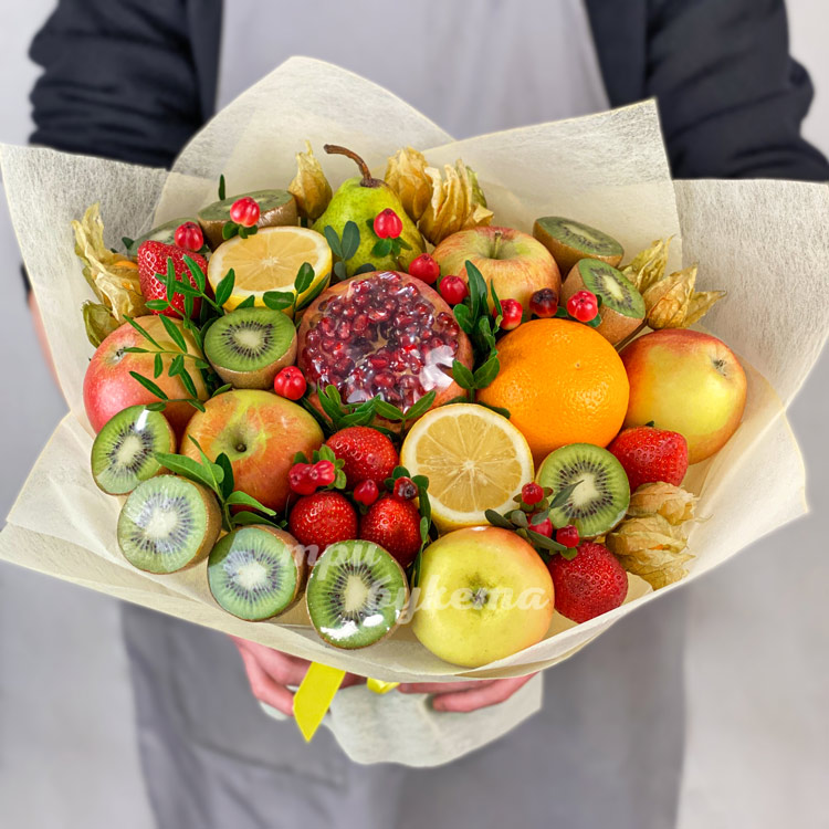 Букет из клубники, яблок и киви (крупный план)