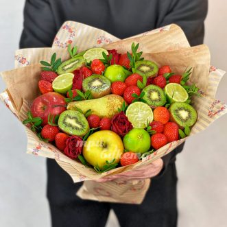 Букет из роз, клубники и киви