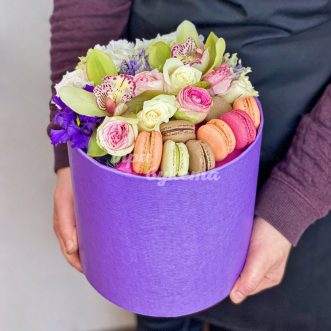 Коробка с 8 макарунами и зелеными орхидеями