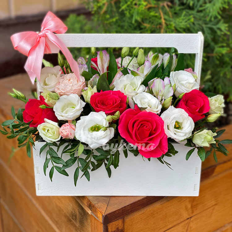 Ящик белых эустом и красных роз