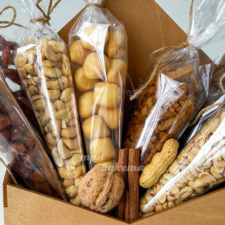 Конверт на 23 февраля со снеками (крупный план)