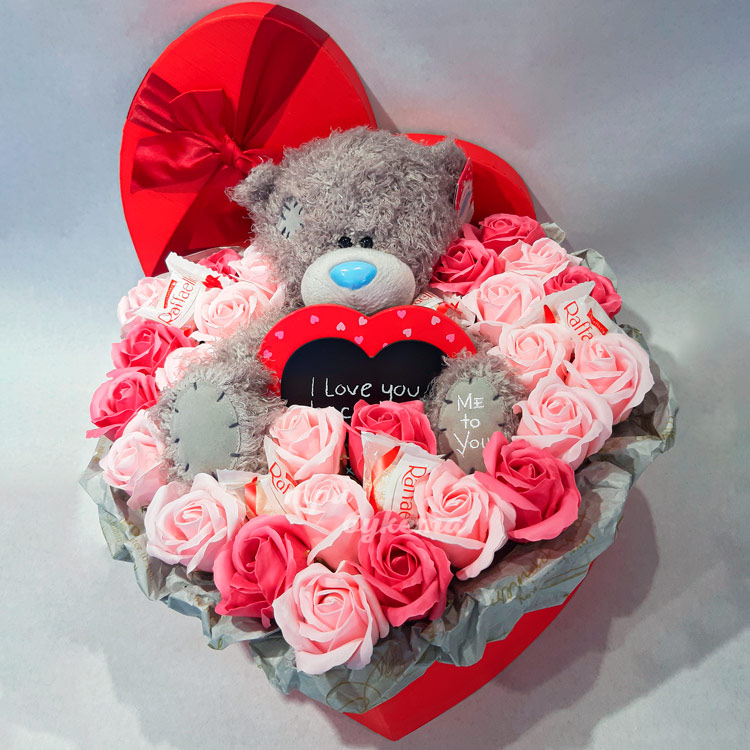 Красные мыльные розы с мишкой в коробке (вид сверху)