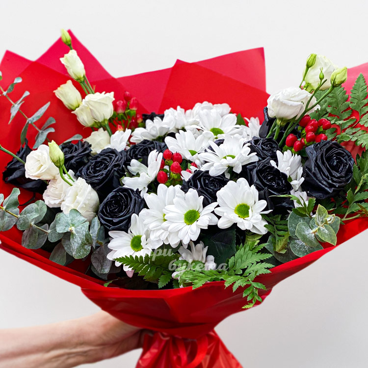 Букет белых хризантем с черными розами (крупный план)