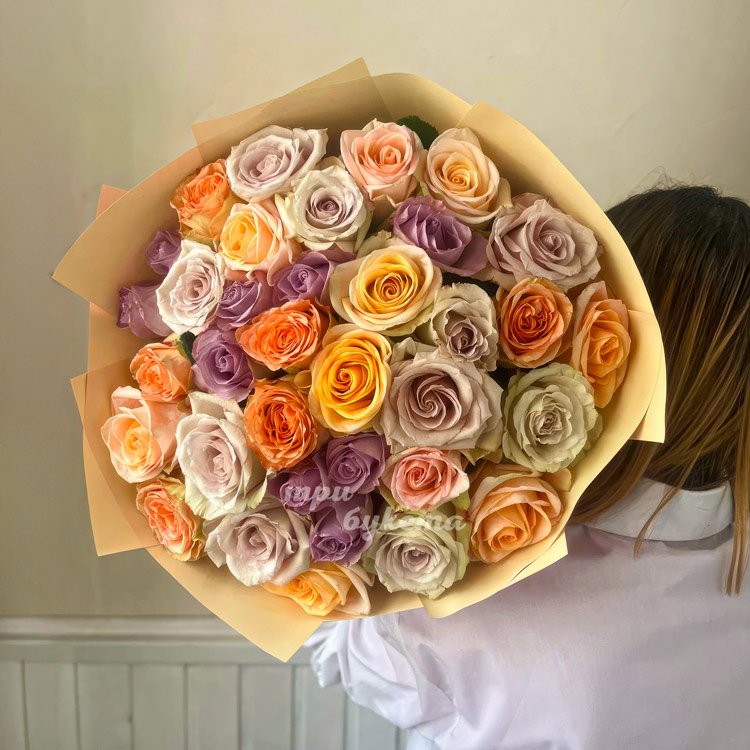 Букет из 35 роз Эквадор микс (на плече)