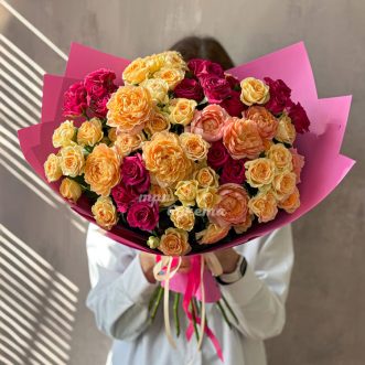 Букет из ярких кустовых роз микс Букет из ярких кустовых роз микс