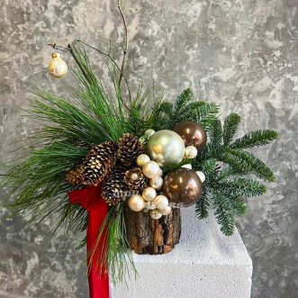 Кашпо с шариками, шишками и хвоей Кашпо с шариками, шишками и хвоей