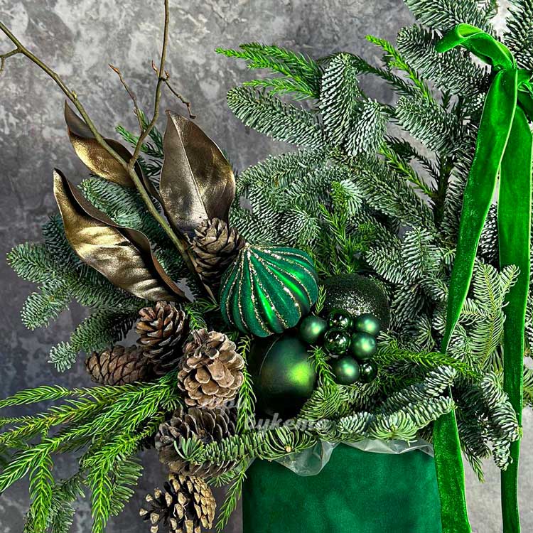 Зеленая бархатная коробка на новый год (крупный план)